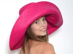 Une large gamme de chapeaux de cérémonie tendance sont disponibles sur acces-soirs.com